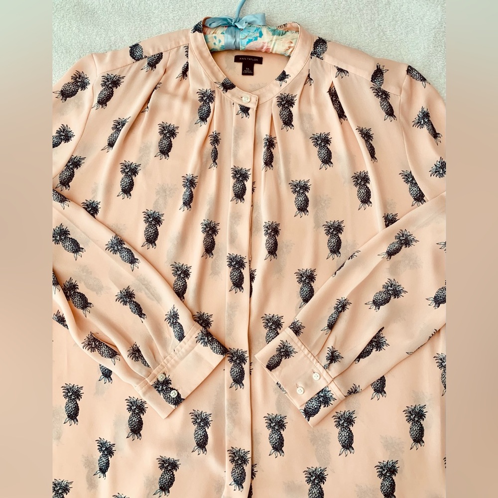 Classy Ann Taylor pineapple 🍍 top!